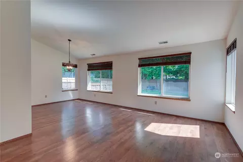 Living - 14413 55th Ave SE, Everett, WA 98208 photo 2 of 9