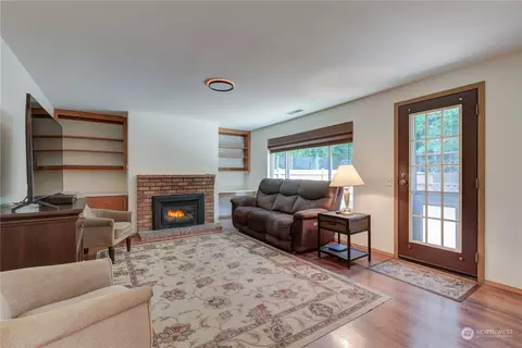 Living - 14413 55th Ave SE, Everett, WA 98208 photo 7 of 9