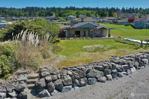 8236 Sandy Hook Dr, Clinton, WA 98236