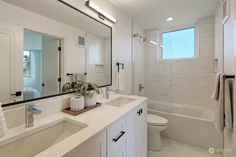 Bath - 3811 Eastern Ave N, Seattle, WA 98103 photo 2 of 4