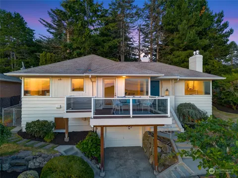 3545 Olympic Blvd W, University Place, WA 98466