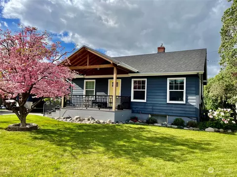 320 W Whitman Dr, College Place, WA 99324