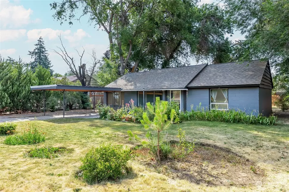 Exterior - 808 E Hobert Ave, Ellensburg, WA 98926 photo 2 of 14