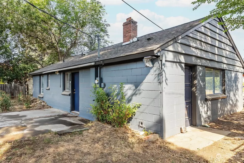 Exterior - 808 E Hobert Ave, Ellensburg, WA 98926 photo 4 of 14