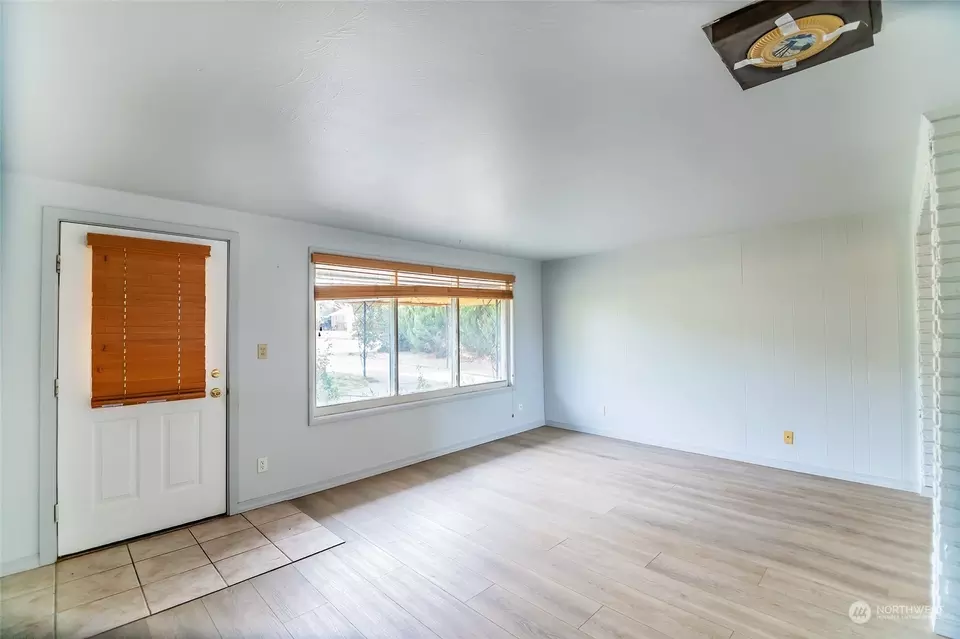 Living - 808 E Hobert Ave, Ellensburg, WA 98926 photo 2 of 7