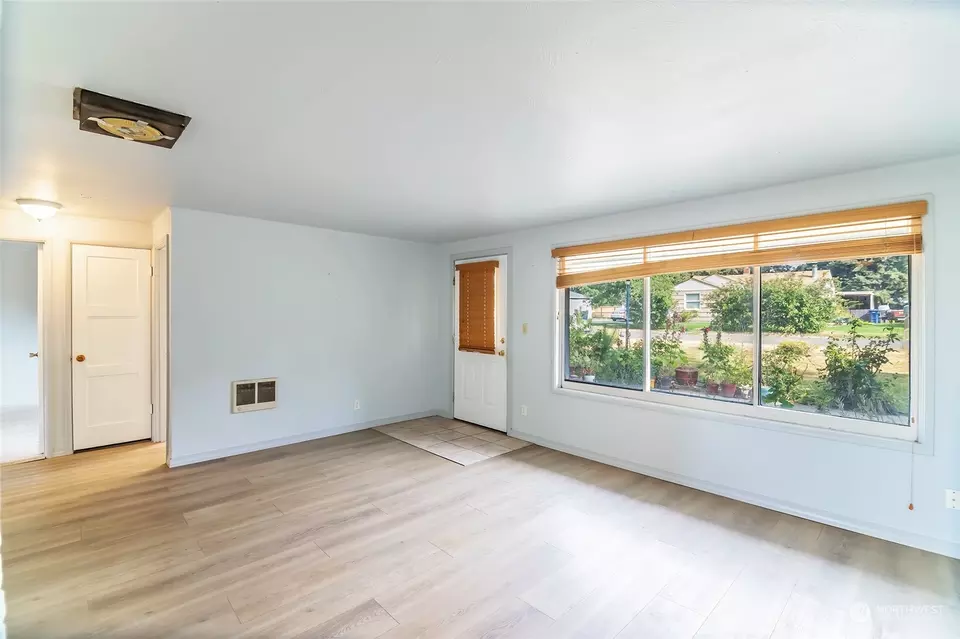 Living - 808 E Hobert Ave, Ellensburg, WA 98926 photo 3 of 7