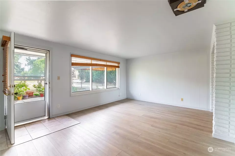 Living - 808 E Hobert Ave, Ellensburg, WA 98926 photo 6 of 7