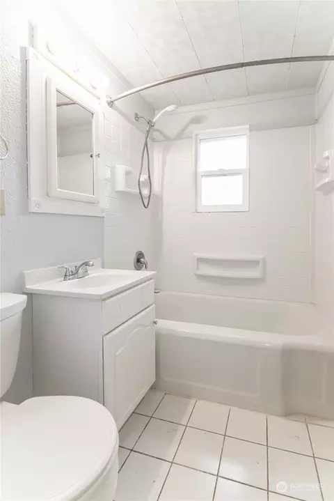 Bath - 808 E Hobert Ave, Ellensburg, WA 98926 photo 1 of 1