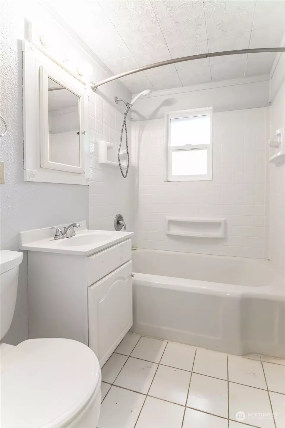 Bath - 808 E Hobert Ave, Ellensburg, WA 98926 photo 1 of 1