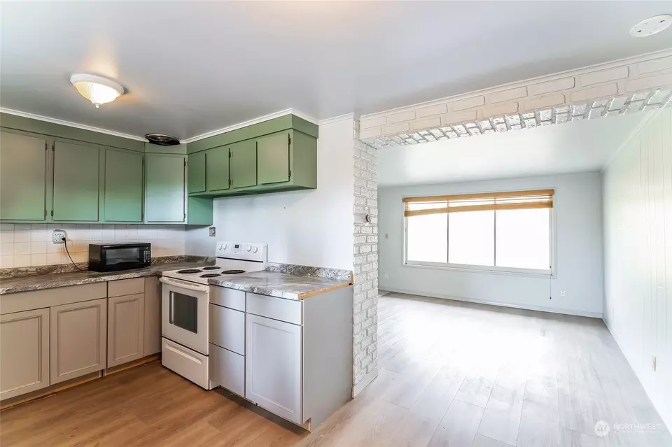 Kitchen - 808 E Hobert Ave, Ellensburg, WA 98926 photo 2 of 3