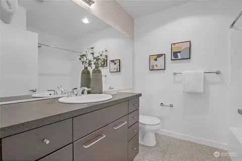 Bath - 1420 E Pine St #E709, Seattle, WA 98122 photo 1 of 1