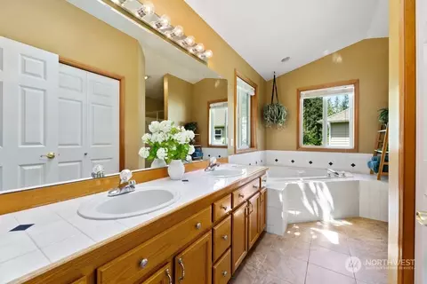 Bath - 10432 27th Dr SE, Everett, WA 98208 photo 2 of 4