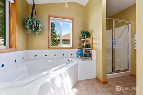 Bath - 10432 27th Dr SE, Everett, WA 98208 photo 3 of 4