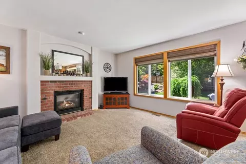 Living - 10432 27th Dr SE, Everett, WA 98208 photo 2 of 2