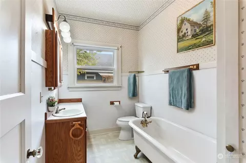 Bath - 1702 Lombard Ave, Everett, WA 98201 photo 2 of 2