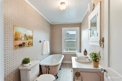 Bath - 1702 Lombard Ave, Everett, WA 98201 photo 1 of 2