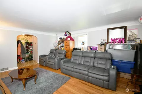 Living - 7830 Beverly Ln, Everett, WA 98203 photo 2 of 2