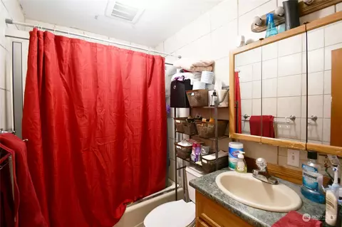Bath - 7830 Beverly Ln, Everett, WA 98203 photo 1 of 2