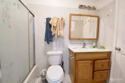 Bath - 7830 Beverly Ln, Everett, WA 98203 photo 2 of 2