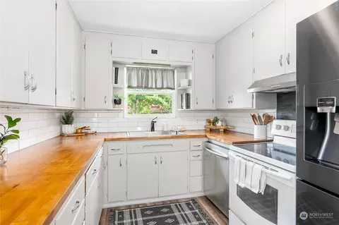Kitchen - 119 W First St, Everson, WA 98247 photo 3 of 4
