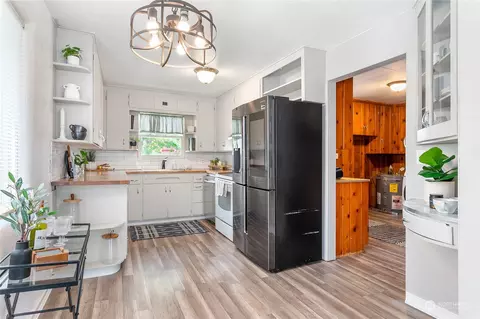 Kitchen - 119 W First St, Everson, WA 98247 photo 1 of 4