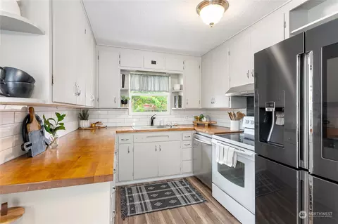 Kitchen - 119 W First St, Everson, WA 98247 photo 2 of 4