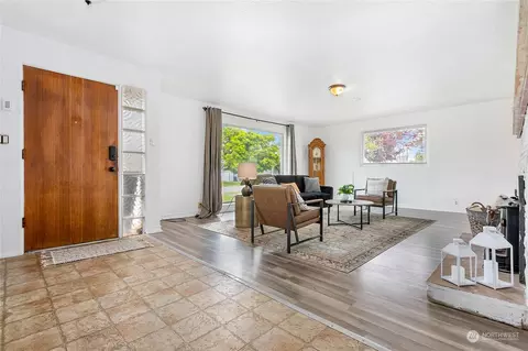 Entry Way - 119 W First St, Everson, WA 98247 photo 1 of 1