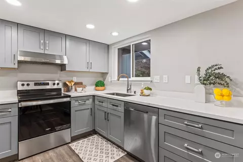Kitchen - 21717 46th Ave E, Spanaway, WA 98387 photo 3 of 4