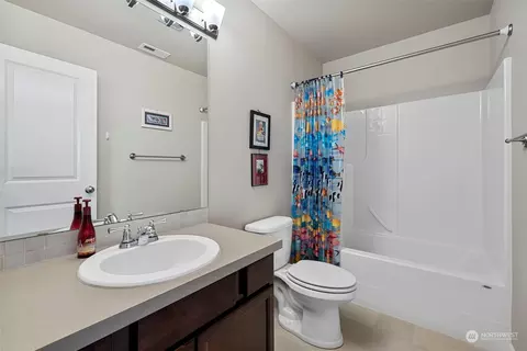 Bath - 9229 5th Dr SE, Everett, WA 98208 photo 4 of 4