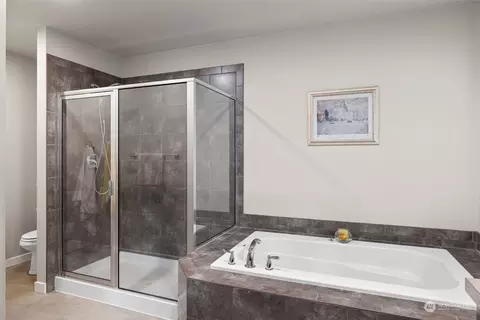 Bath - 9229 5th Dr SE, Everett, WA 98208 photo 3 of 4