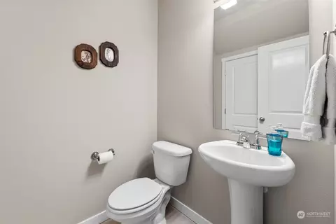 Bath - 9229 5th Dr SE, Everett, WA 98208 photo 1 of 4
