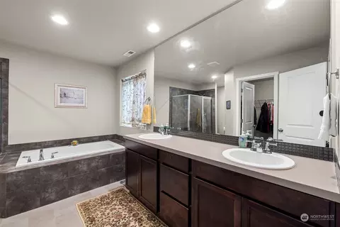 Bath - 9229 5th Dr SE, Everett, WA 98208 photo 2 of 4