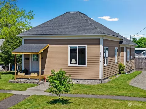 211 W 2nd St, Centralia, WA 98531