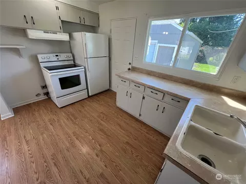 Kitchen - 279 Beech St, Longview, WA 98632 photo 1 of 1
