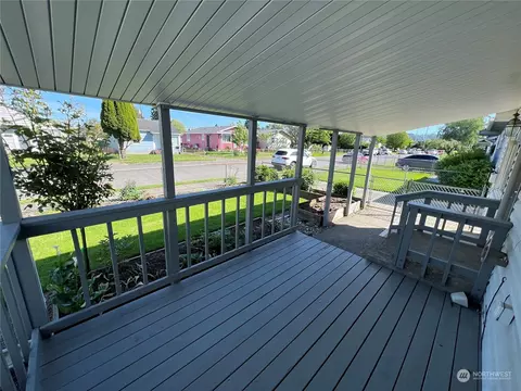 Exterior - 279 Beech St, Longview, WA 98632 photo 4 of 10
