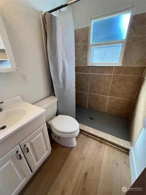 Bath - 279 Beech St, Longview, WA 98632 photo 1 of 2