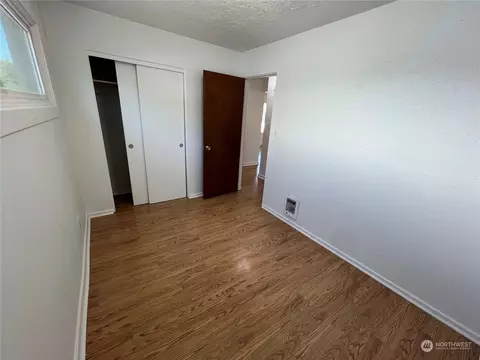 Bedroom - 279 Beech St, Longview, WA 98632 photo 2 of 4