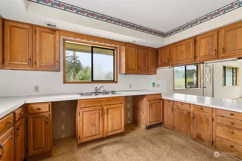 Kitchen - 12 Breen Rd, Raymond, WA 98577 photo 2 of 3