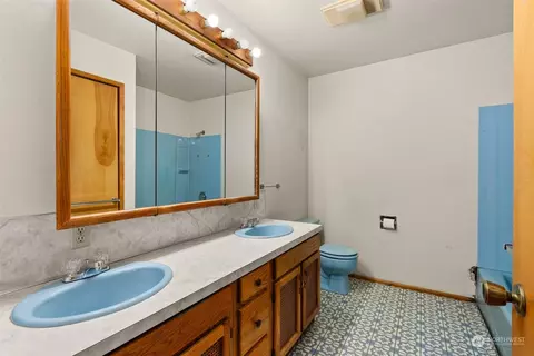 Bath - 12 Breen Rd, Raymond, WA 98577 photo 1 of 2