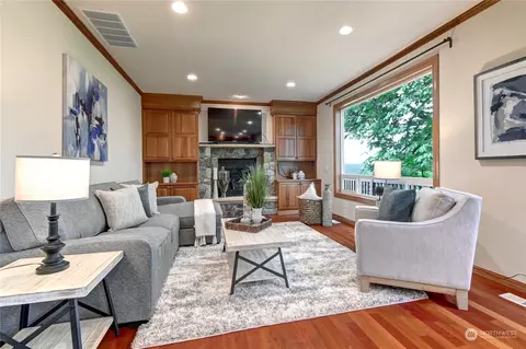 Living - 16521 124th Ave NE, Bothell, WA 98011 photo 2 of 5