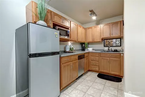 Kitchen - 16521 124th Ave NE, Bothell, WA 98011 photo 3 of 3