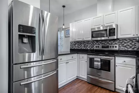 Kitchen - 13400 Dumas Rd #J1, Mill Creek, WA 98012 photo 3 of 4