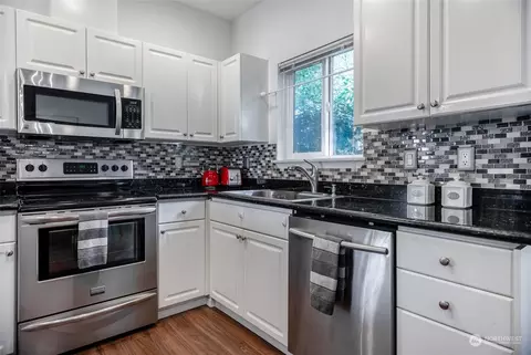 Kitchen - 13400 Dumas Rd #J1, Mill Creek, WA 98012 photo 2 of 4