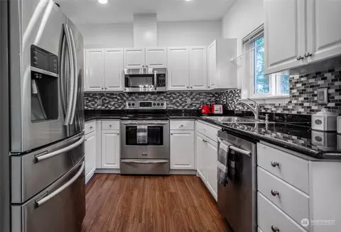 Kitchen - 13400 Dumas Rd #J1, Mill Creek, WA 98012 photo 4 of 4