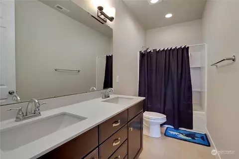 Bath - 22509 SE 265th Pl, Maple Valley, WA 98038 photo 3 of 4