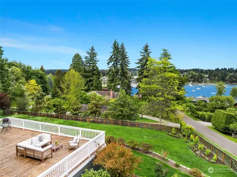 6024 Rose Loop NE, Bainbridge Island, WA 98110