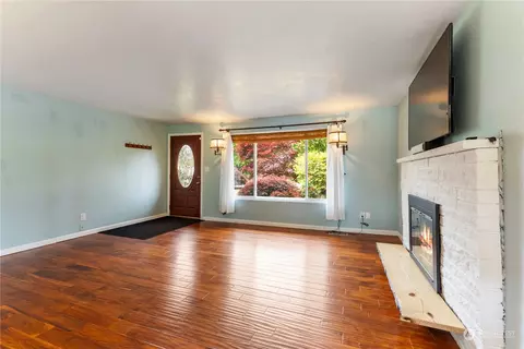 Living - 19522 Winesap Ln, Bothell, WA 98012 photo 2 of 3