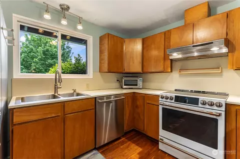 Kitchen - 19522 Winesap Ln, Bothell, WA 98012 photo 2 of 3