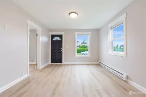 Living - 2418 State St, Everett, WA 98201 photo 2 of 6