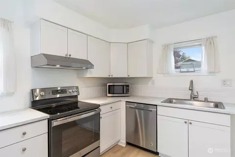 Kitchen - 2418 State St, Everett, WA 98201 photo 3 of 5